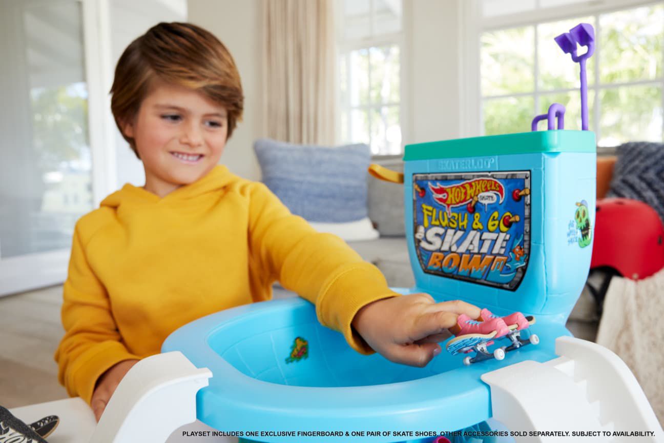 Hot Wheels Skate Flush & Go Skate Bowl Fingerboard