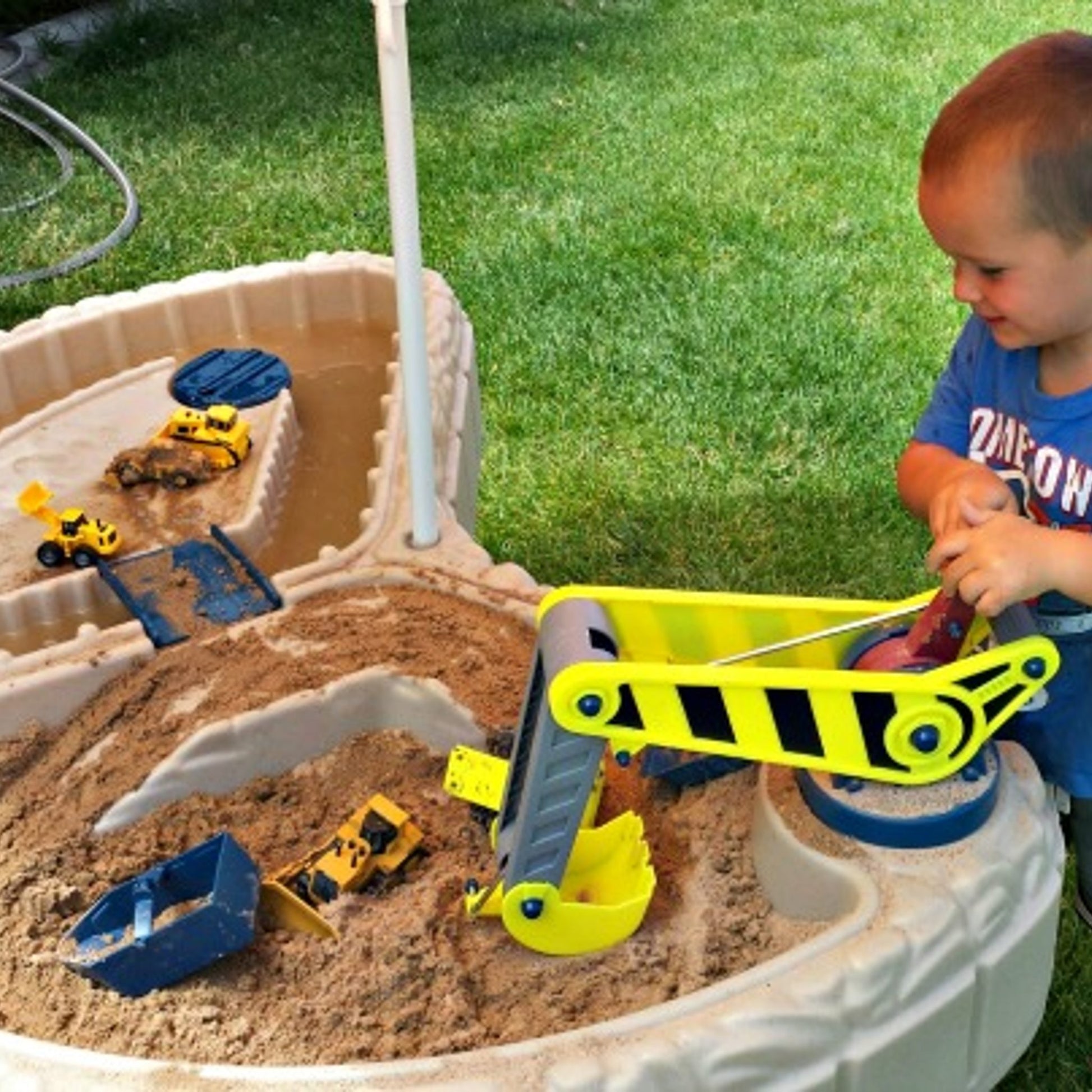 Little Tikes Builder's Bay Sand & Water Table by Little Tikes
