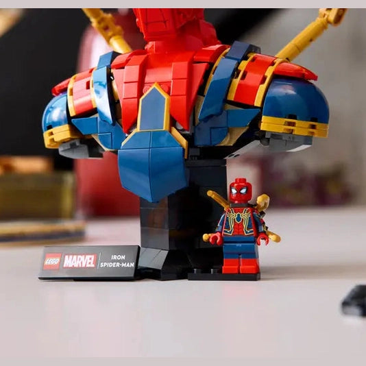 LEGO Iron Spider-Man Bust (76326) by LEGO