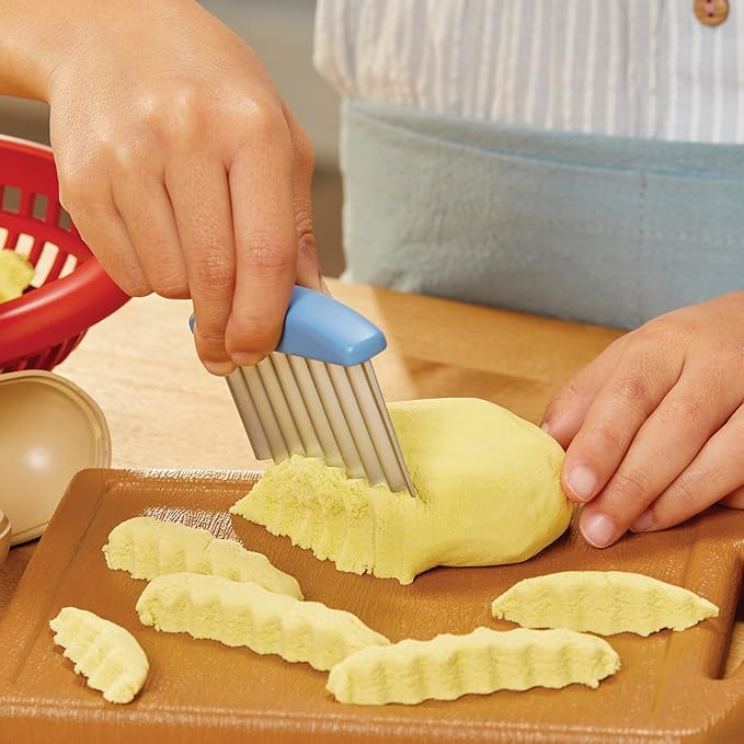 Little Tikes Creative Chefs Cheeseburger and Fries Kit with by MGA Entertainment